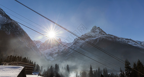 滑雪度假胜地有电缆汽车闲暇阳光假期风景顶峰季节缆车高架太阳绳索图片