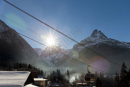 滑雪度假胜地有电缆汽车电梯闲暇阳光旅行季节旅游全景活动风景太阳图片