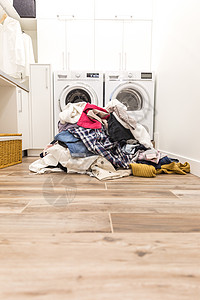 一堆衣服洗衣房的脏衣服便桶卫生房间打扫篮子家务服务家庭机器垫圈工作背景