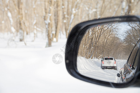 冬季道路的反射季节暴风雪天气车道小路下雪木头旅行镜子危险图片