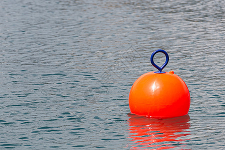 在水中安全游泳的红布星救援信号蓝色红色安全海岸救生圈导航危险漂浮图片