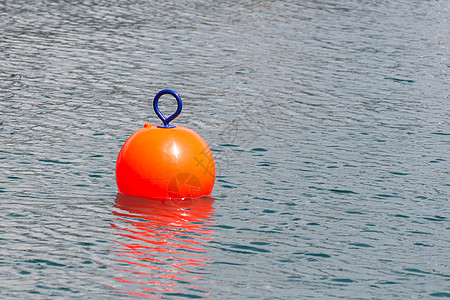 在水中安全游泳的红布星信号危险浮标救生圈海岸导航红色蓝色水机警告图片