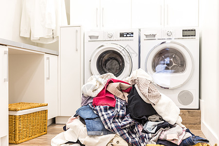 脏衣服垫圈纺织品篮子家务地面家庭房间服务洗衣房工作图片