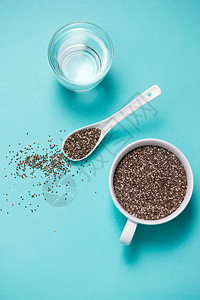 一杯水 加一杯咖啡健康的香草种子和勺子玻璃营养脂肪丹参白色饮食图片