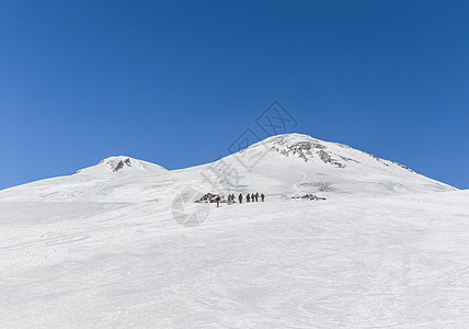 在山中奔驰 在山上旅行团体天空冰川假期远足旅游登山者顶峰冒险运动图片