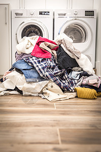 洗衣房的脏衣服便桶家庭垫圈卫生家务织物服务工作洗衣店篮子纺织品图片