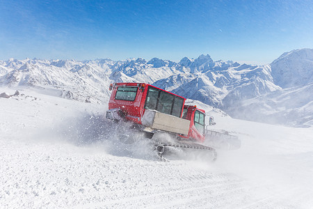 山上高山坡上的雪猫爬坡旅行推土机运动技术假期天空季节拖拉机蓝色图片