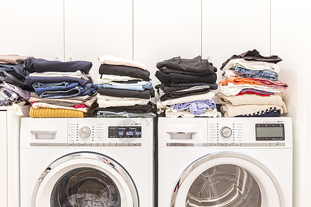 洗衣房清洁衣物铺衣服烘干机家务折叠工作家庭壁橱织物洗涤房间图片