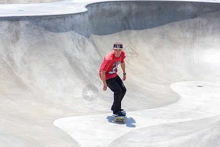美国威尼斯2015 年 5 月 21 日 威尼斯海滩 加利福尼亚州滑板公园的溜冰者 威尼斯海滩是洛杉矶县最受欢迎的海滩之一食物滑图片