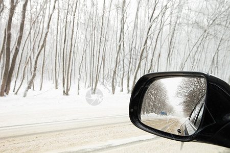 冬季道路的反射危险汽车旅行街道降雪暴风雪木头运输小路孤独图片