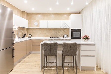 在一个豪华公寓的现代新厨房奢华风格石头花岗岩烹饪器具大理石龙头地面柜台图片
