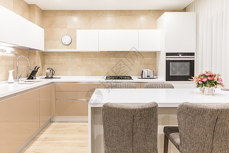 在一个豪华公寓的现代新厨房家具房间灶台椅子大厦风格奢华器具财产花岗岩图片