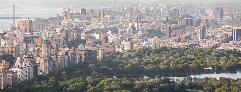美国纽约  2019年5月17日 中央公园空中观察 纽约曼哈顿 公园周围都是摩天大楼帝国建筑物街道交通场景生活旅游天空池塘旅行图片