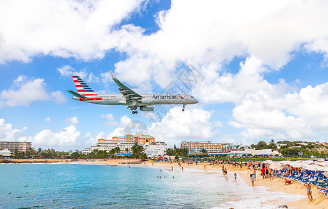 2016 年 12 月 13 日 一架商用飞机接近朱莉安娜公主机场 在 Maho 海滩旁观的观众上方航班航空热带社论喷射天空客机图片