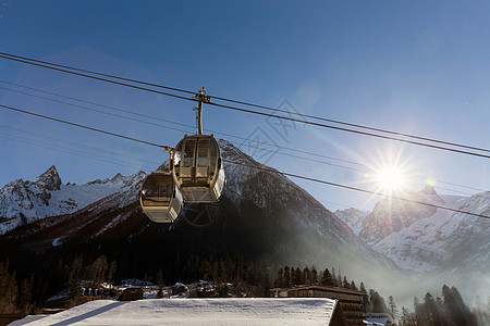 滑雪度假胜地有电缆汽车闲暇高架缆车电梯假期风景季节太阳阳光绳索图片