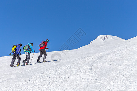 在山中奔驰 在山上旅行顶峰登山旅游登山者天空远足假期蓝色团体远足者图片
