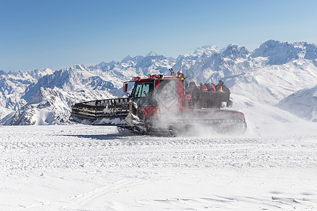 山上高山坡上的雪猫美容师拖拉机滑雪假期季节旅行运动爬坡推土机蓝色图片