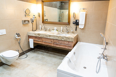豪华浴室 有棕色瓷砖和两个水槽公寓酒店盆地玻璃房间陶瓷龙头花岗岩石头制品图片