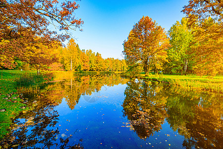 与湖的秋天公园风景 秋天 新赛季 美丽的风景 黄色的树 印刷产品的照片 一篇关于秋天的文章蓝色壁纸花园环境旅游叶子阳光橙子季节岩图片