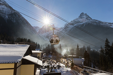 滑雪度假胜地有电缆汽车全景旅行顶峰太阳活动闲暇自然阳光高架旅游图片