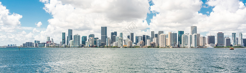 迈阿密市下城白天与比斯凯湾的天线建筑学城市商业摩天大楼旅游旅行海滩市中心鸟瞰图海洋图片