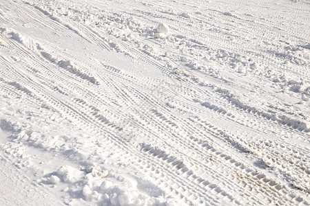 雪雪中的轮胎轨汽车生活下雪牵引力拖拉机车辆天气运输卡车车轮图片