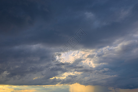 日落前有乌云的黑暗天空太阳天气气氛戏剧性蓝色射线草原阳光场景橙子图片