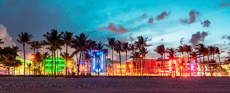 夜间有棕榈树的城市天线 南部海滩上夜生活艺术脱科露营; 在南海边的旅游区和餐馆图片
