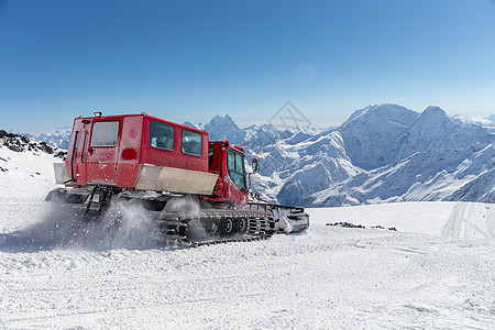 山上高山坡上的雪猫车辆滑雪运输美容师机器场景蓝色天空运动推土机图片