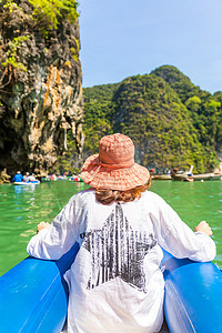 身戴帽子的Waman在泰国乘船航行旅行活动假期女孩洞穴皮艇闲暇旅游运动独木舟图片