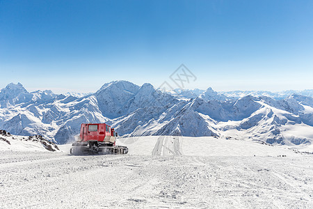 山上高山坡上的雪猫季节推土机美容师蓝色场景拖拉机技术天空旅行运输图片