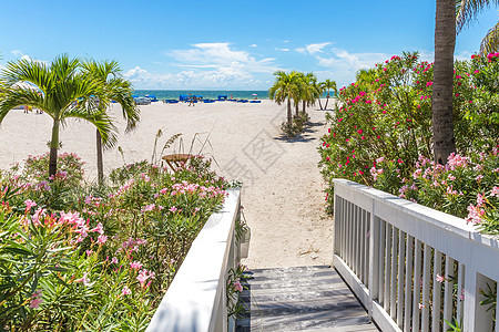 美国佛罗里达州圣彼得海滩上的滑板步行支撑人行道海洋天空假期旅行日光蓝色热带海岸线图片