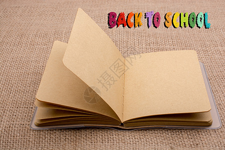 亚麻布上棕色笔记本记事本教育创造力空白日记办公室知识学校笔记意义图片