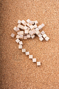 小木块形成心形或情人节象征立方体稻草图片