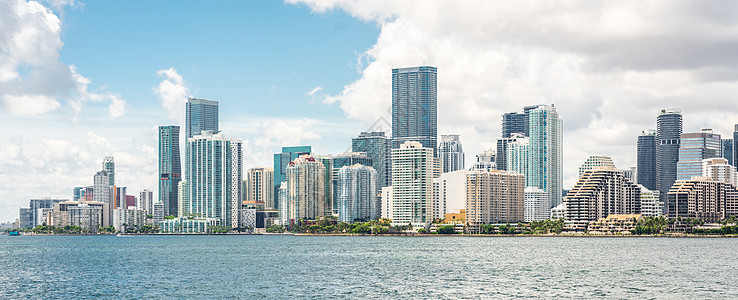 迈阿密市下城白天与比斯凯湾的天线商业摩天大楼城市海洋港口天空景观海滩旅游地标图片