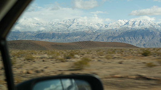 前往死亡谷的公路旅行 在美国加利福尼亚州驾驶汽车 在美国搭便车旅行 公路 高山和干燥的沙漠 气候干旱的荒野 汽车的乘客 POV 图片