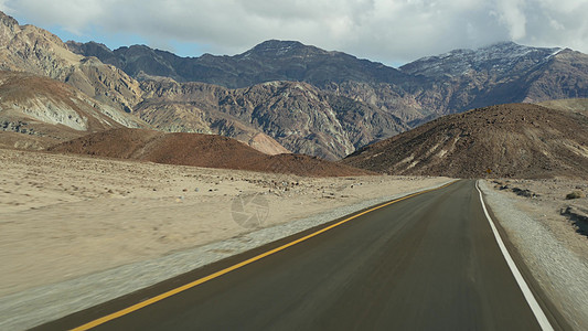 前往美国加利福尼亚州死亡谷的公路旅行 在美国搭便车旅行 公路 五颜六色的光秃秃的山脉和气候干旱的荒野 从车上看 内华达之旅地形路图片