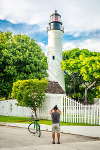 男人拍摄美国佛罗里达州西基西灯塔的照片图片