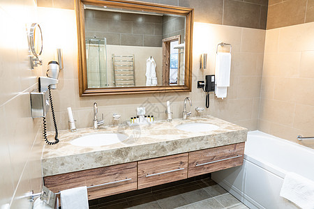 豪华浴室 有棕色瓷砖和两个水槽木头装饰奢华酒店肥皂龙头石头休息淋浴公寓图片