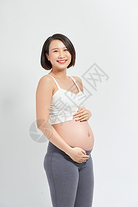 孕妇在照顾孩子时在家里感到快乐 但她们却很幸福女士母性成人婴儿怀孕腹部父母肚子家庭女孩图片