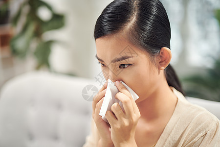 睡在沙发上 用纸巾擦鼻子 感冒的漂亮漂亮的女少女被冷冻图片