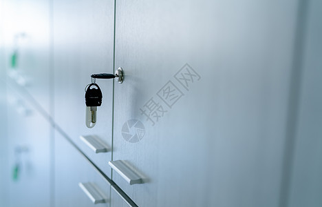 带钥匙的储物柜在办公室里 带钥匙的文件柜锁 用于公共设施的安全和安保系统 商务办公室文档文件的安全锁定系统 用于存储的白色储物柜图片