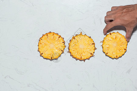 大理石背景上新鲜切片菠萝的顶端视图凤梨黄色食物甜点水果饮食热带图片
