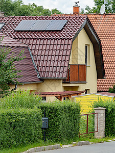 来自太阳的可再生能源 有太阳电池板的现代房子太阳光线建筑学力量开采生态建筑燃料蓝色成本射线图片