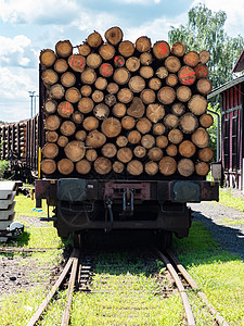 在铁路轨道上装满木柴的货运汽车图片