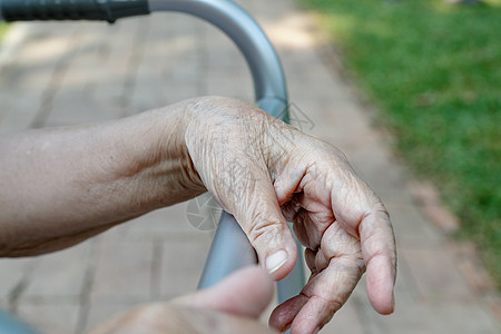 在后院使用助步器的老年妇女退休女士长老骨科甘蔗治疗机动性手绘医学卫生图片