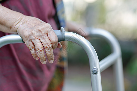 在后院使用助步器的老年妇女医学药品帮助残障骨科手绘长老医院卫生治疗图片