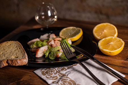 海产海鲜沙拉配虾和苏西米盘子烹饪食物鱼片美食桌子饮食厨房午餐香菜图片