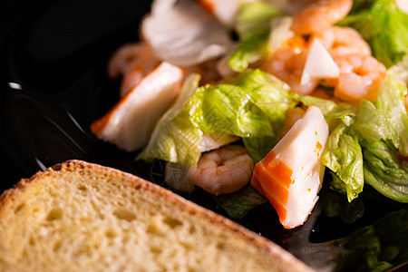 海产海鲜沙拉配虾和苏西米桌子蔬菜油炸厨房餐厅柠檬午餐作品小吃盘子图片