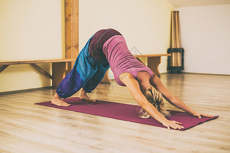 做瑜伽的妇女身体训练平衡沉思肌肉健身房意识姿势健康精神图片